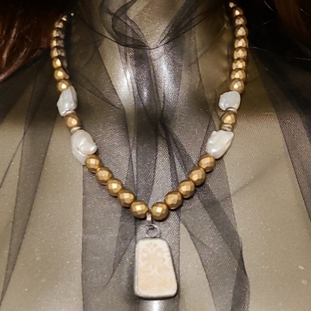 FLUER DE LIS HANDMADE RARE VINTAGE MOTHER OF PEARL GOLD GLASS PENDANT NECKLACE
